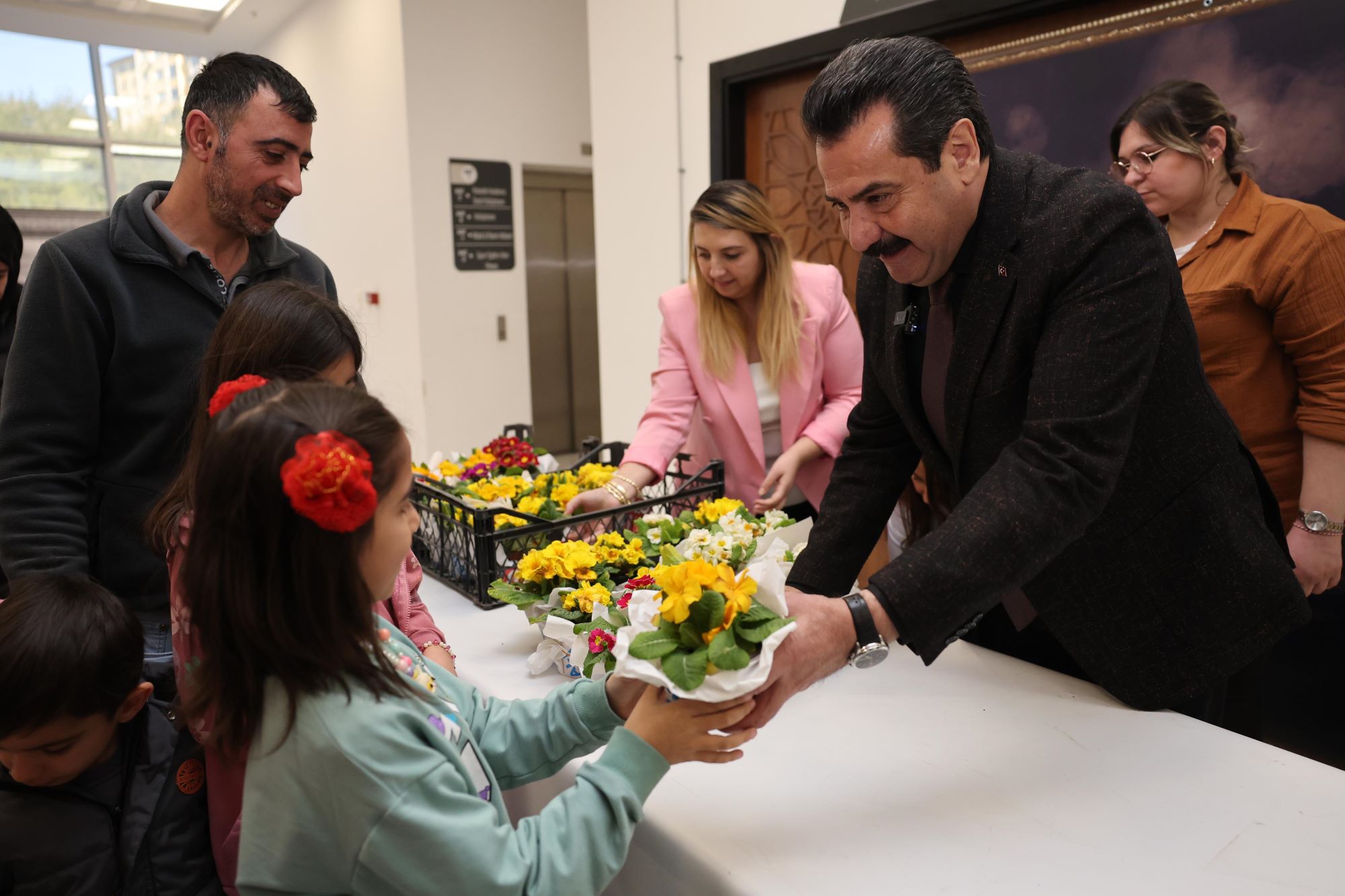 Pamukkale’de 8 Mart’ta çiçekler dayanışma simgesi oldu